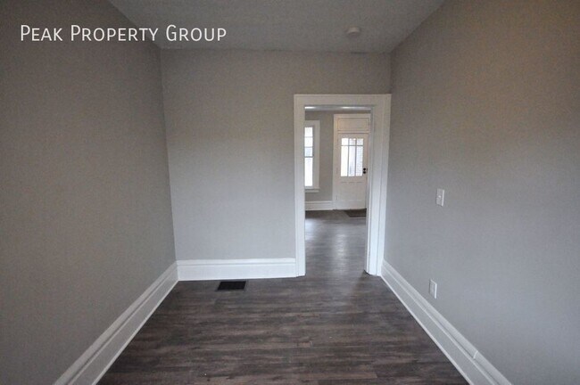 Building Photo - Available Now! Located in the Short North!...