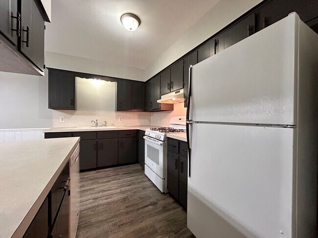 Building Photo - 20th Avenue 8062/8064