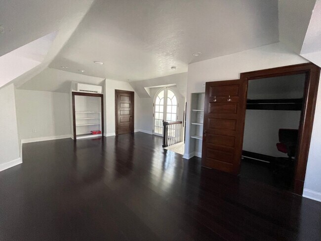 Building Photo - Two unit building with shared laundry and entryway