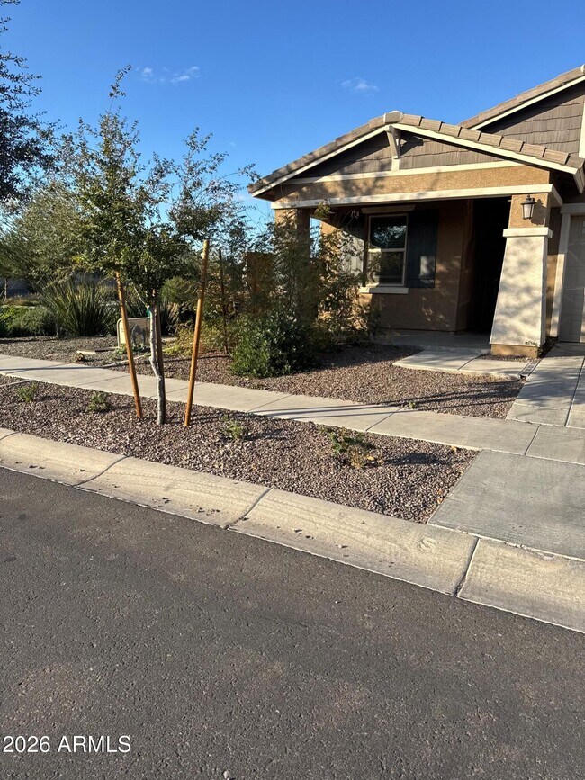 Building Photo - 1318 E Irwin Ave