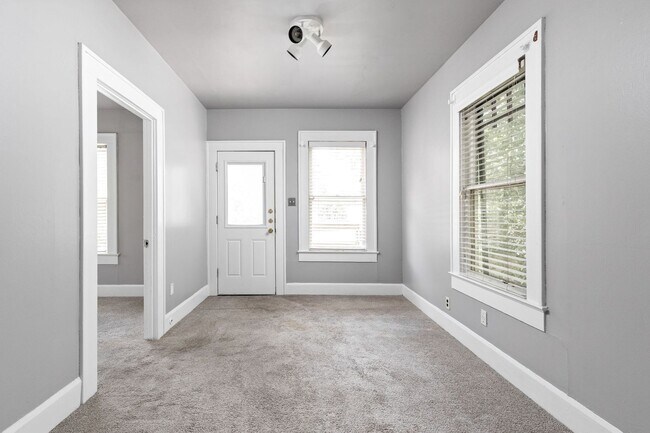 Building Photo - 2102 Brackenridge St