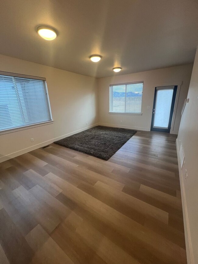 Building Photo - Amazing Newer 3 Bed 2.5 Bath Unit