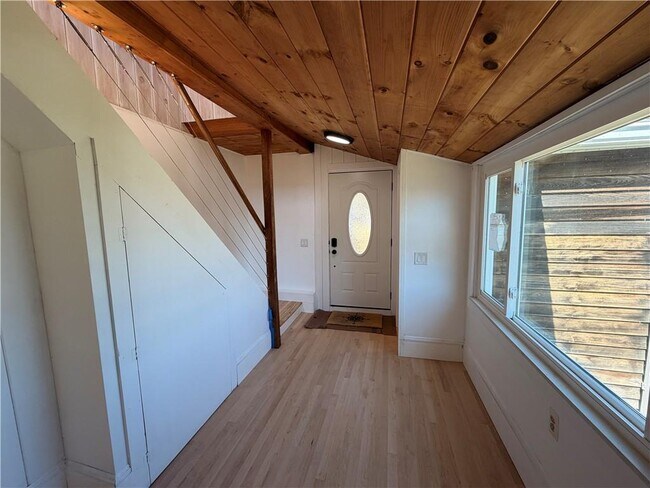 Building Photo - 112 King Phillip St