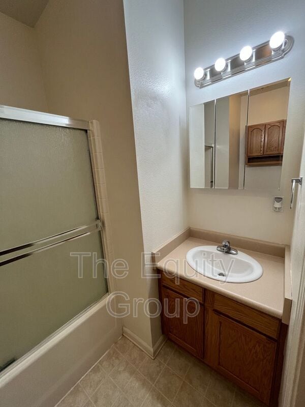 Building Photo - 2329 W Sunnyside Ave