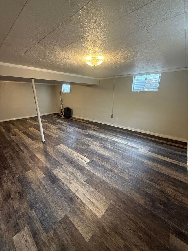 Building Photo - Charming 3-Bedroom, 3-Bathroom Farmhouse outside of Sturgeon MO - just 15 minutes from Columbia!