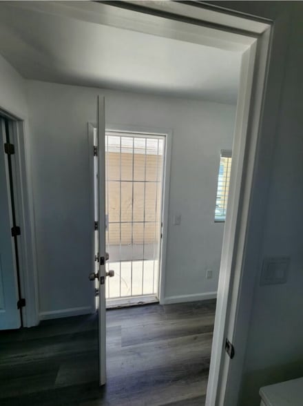 Building Photo - 1531 W 71st St