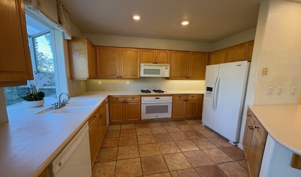 Building Photo - 5630 Highcrest Ct