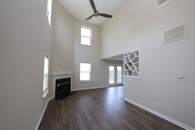 Building Photo - NW Raleigh Home w/ Fenced Backyard!