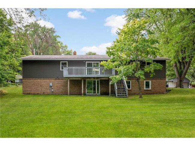 Building Photo - 11004 Oak Knoll Terrace N