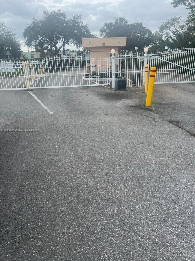 Building Photo - 470 Executive Center Dr