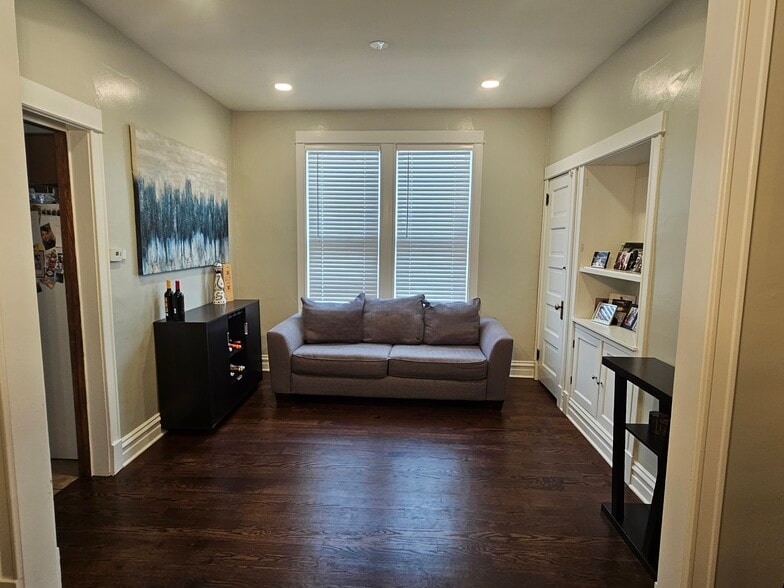 Building Photo - 2038 W Augusta Blvd