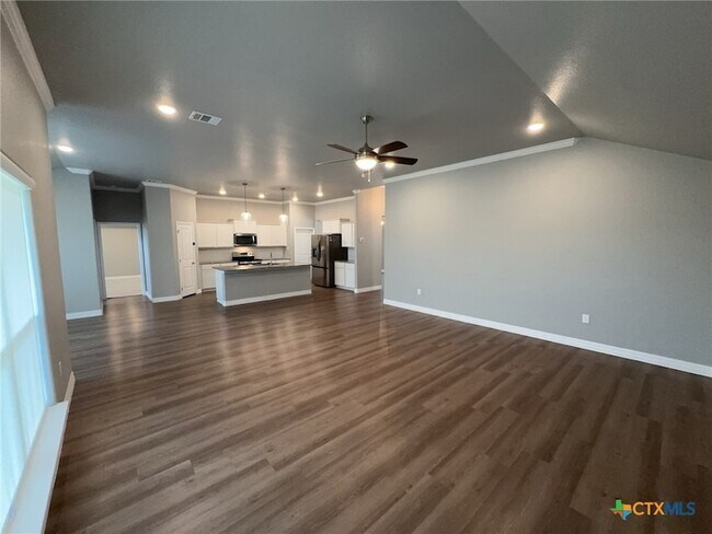 Building Photo - 907 Holliday Dr