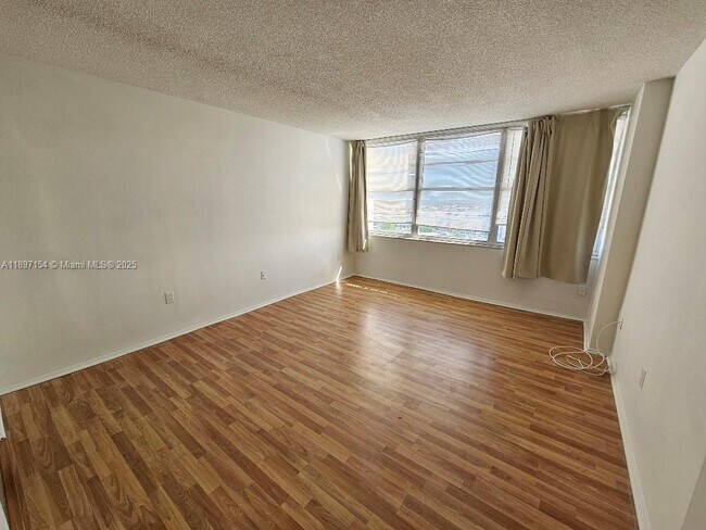 Building Photo - 18031 Biscayne Blvd