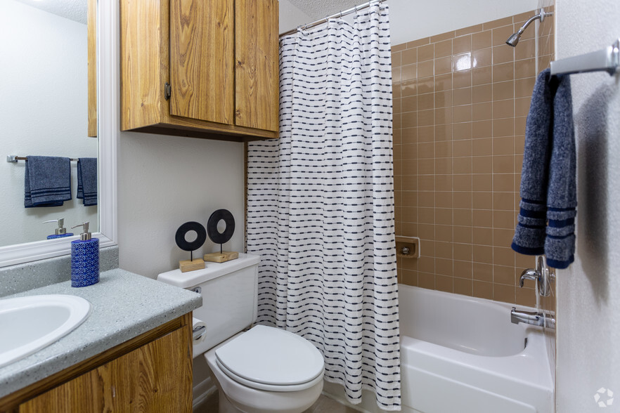 1BR, 1BA - 631SF - Bathroom - Waters Edge Apartments