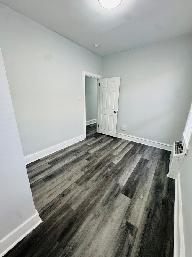Building Photo - Large 4 bd Remodeled Section 8 Home!! Sect...