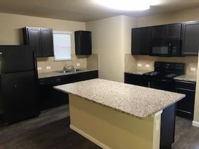 Building Photo - Great 4 Bedroom home with Open floor plan