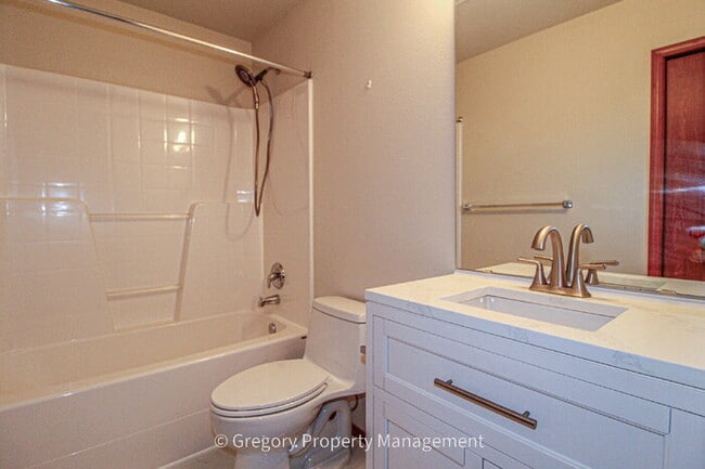 Building Photo - Bright and Spacious 5 bed Home - Steps from Martha Lake Airport!