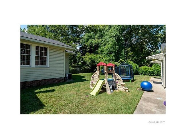 Building Photo - 3624 Gilbert Dr