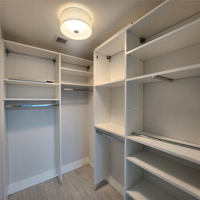 Building Photo - 950 Brickell Bay Dr