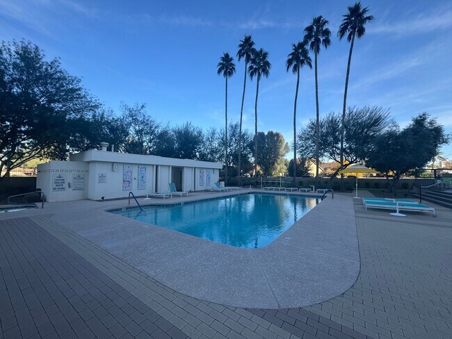 Building Photo - Luxury 2 Bedroom Condo Available at Regency House in Central Phoenix!