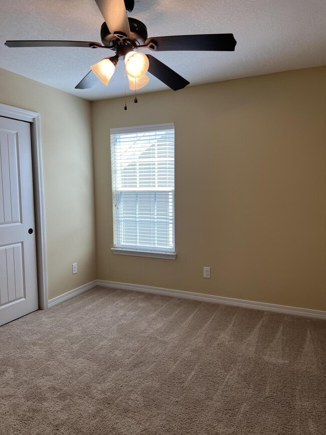 Building Photo - 489 Eisenhower Dr