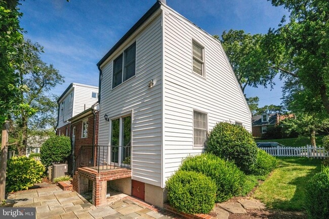 Building Photo - 740 Upland Pl