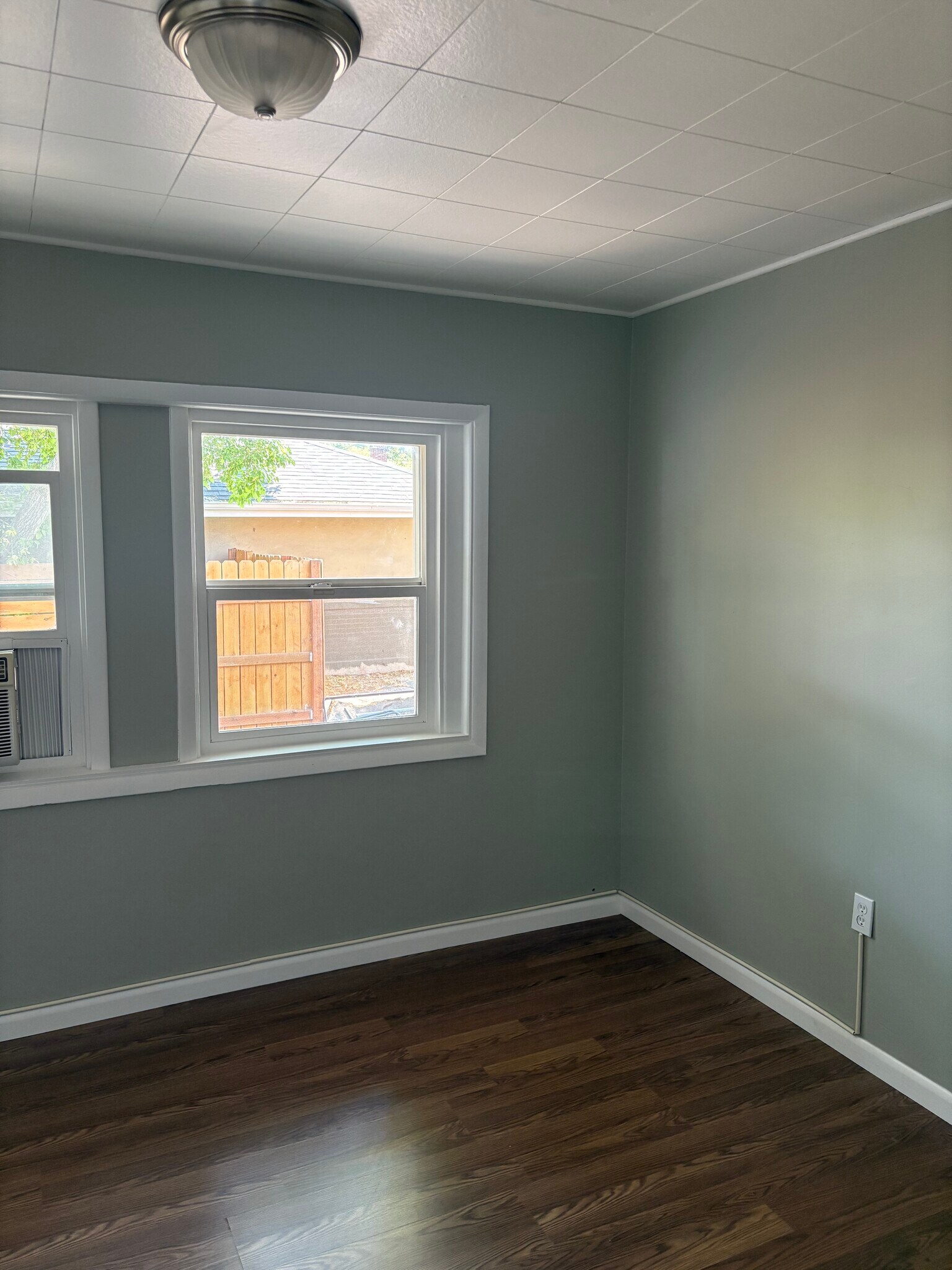 Building Photo - 44 E Claybourne Ave