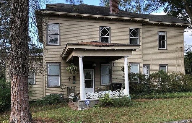 Primary Photo - 2224 Queens Wy