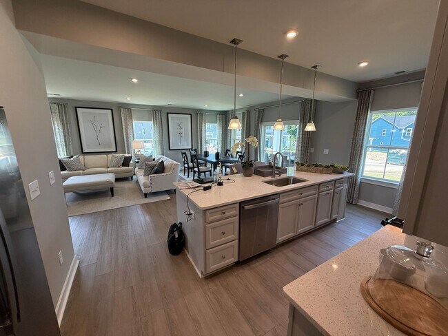 Building Photo - Never lived in Model Homes