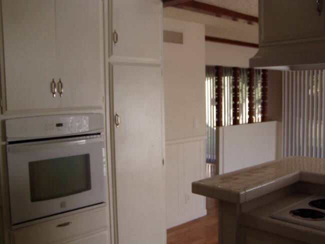 Building Photo - 10854 Reseda Blvd