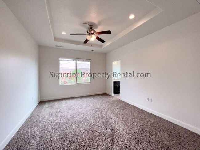 Building Photo - 4 bed, 2.5 bath home w/2 car garage