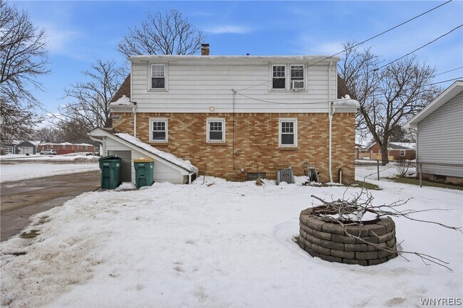 Building Photo - 3667 Fuller Ave