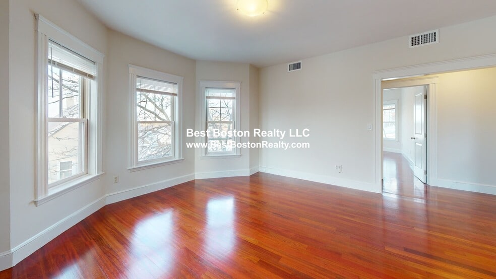 Building Photo - 156 School St