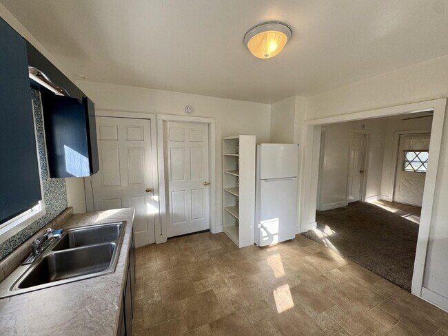 Building Photo - 2 Bedroom Home with Partially Finished Bas...