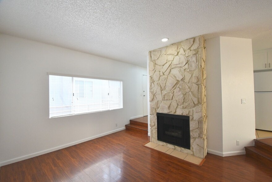 Building Photo - 11315 Moorpark St