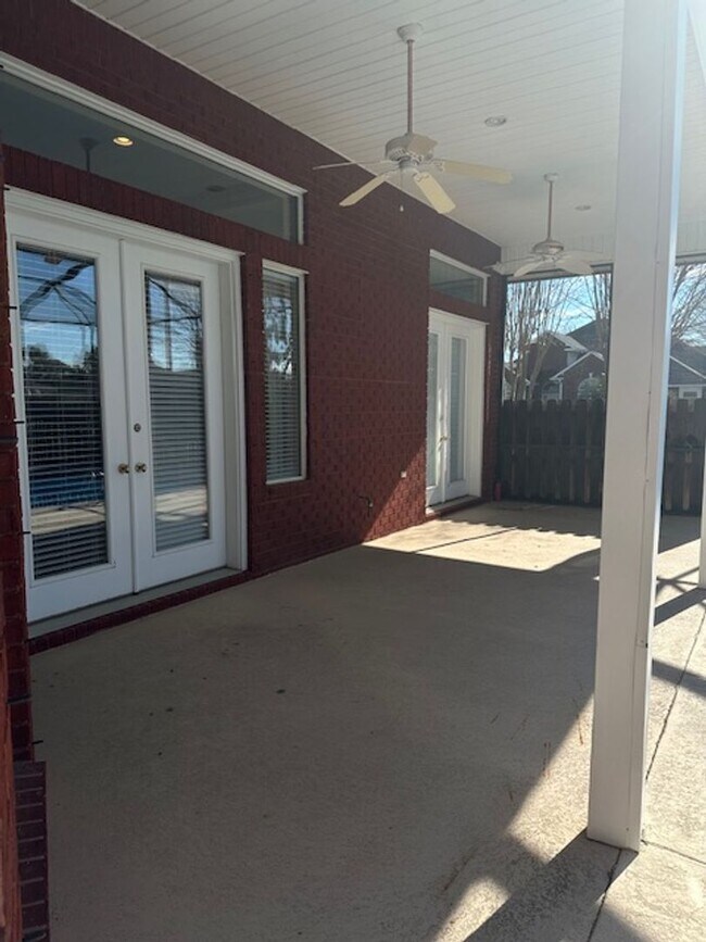 Building Photo - Fabulous Home in Gulf Breeze