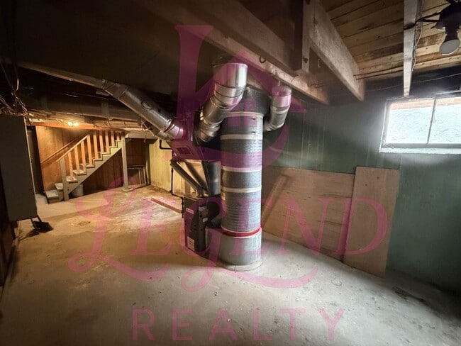 Building Photo - 2 bedroom 1 bathroom home with beautiful hardwood floors!