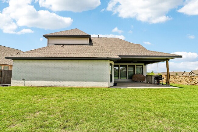 Building Photo - "Spacious 5-Bed Oasis with 4.5 Baths – You...