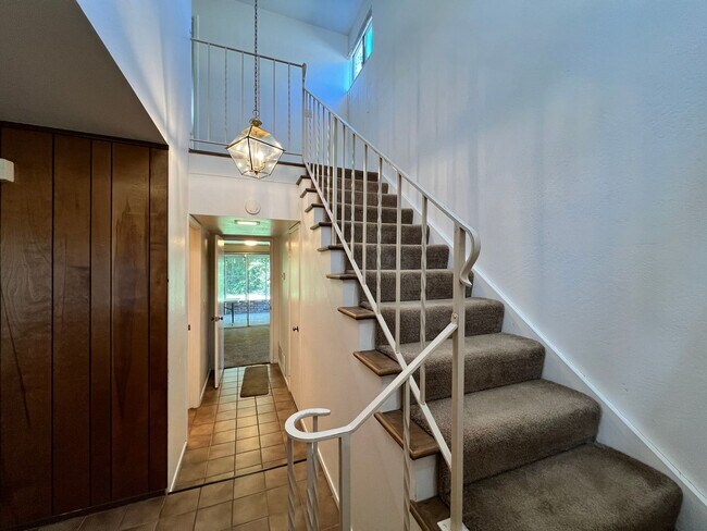 Building Photo - Spacious Home in Wonderful Davis Neighborhood!