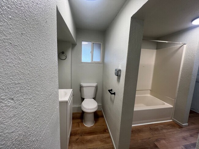 Building Photo - 2 Bed 1 Bath House in Westwood Neighborhood