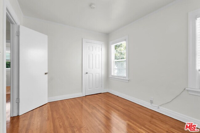 Building Photo - 419 N Van Ness Ave