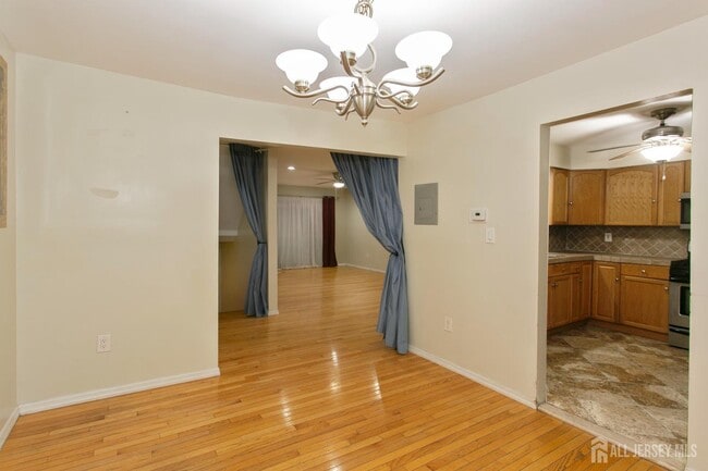 Building Photo - 410 Johnstone St