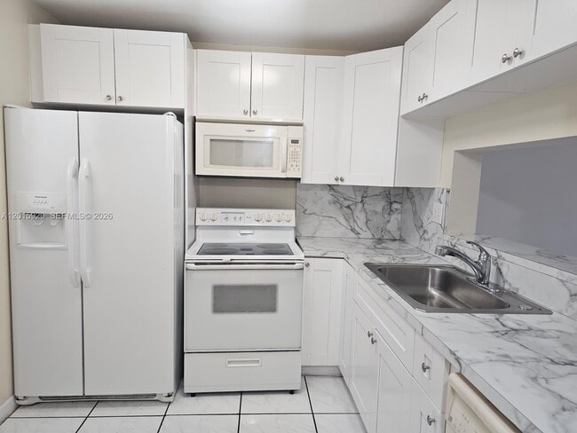 Building Photo - 10825 SW 112th Ave