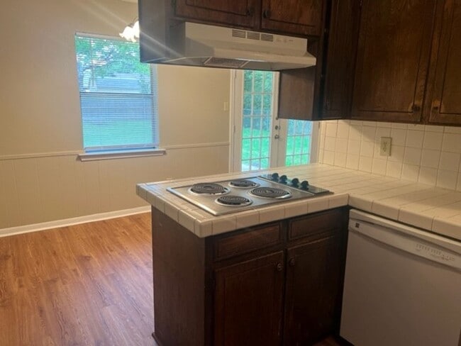 Building Photo - ***Awesome Home-Great Location***