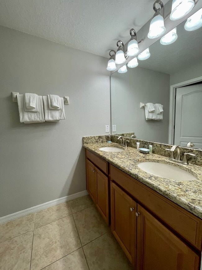 Building Photo - RENOVATED 4 bed 3 bath Completely FURNISHE...