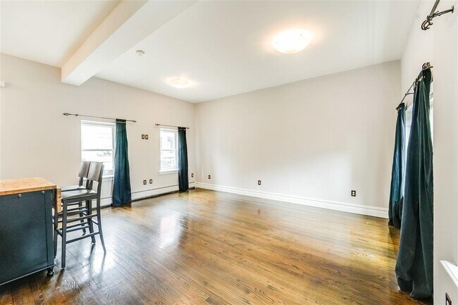 Building Photo - 156 7th St