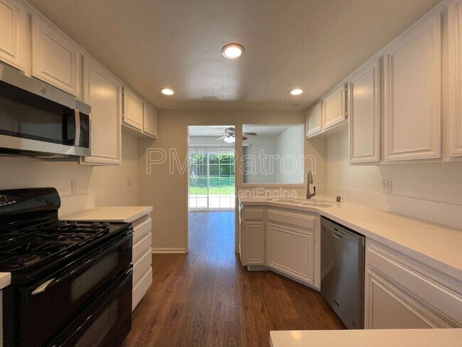 Building Photo - 21909 Huron Ln