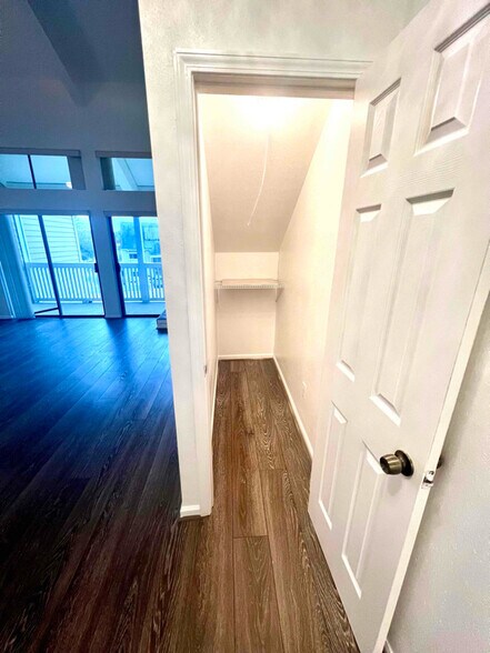 Building Photo - 124 April Point Dr S