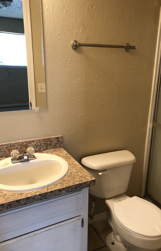 Building Photo - UPDATED DUPLEX NEAR I-240 CORRIDOR!