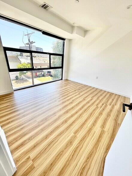 Building Photo - 10839 Kling St